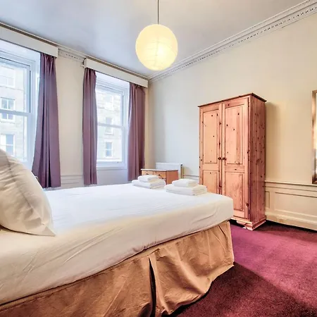 Spacious 4 Bedroom On The South Side Apartment *