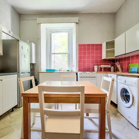 Spacious 4 Bedroom On The South Side Apartment *