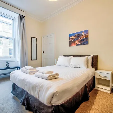 Spacious 4 Bedroom On The South Side Apartment