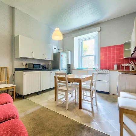 Spacious 4 Bedroom On The South Side Edinburgh