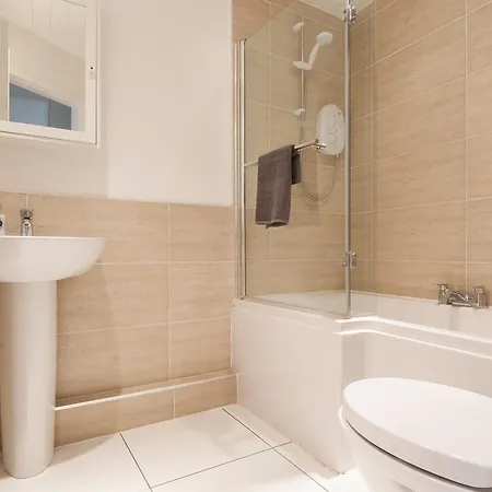 Stunning 2 Bed Near Haymarket With Pool Edinburgh