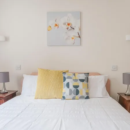 Stunning 2 Bed Near Haymarket With Pool Apartment *