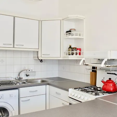 Bright 1 Bedroom Flat Near Leith *