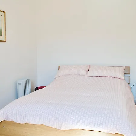 Bright 1 Bedroom Flat Near Leith *