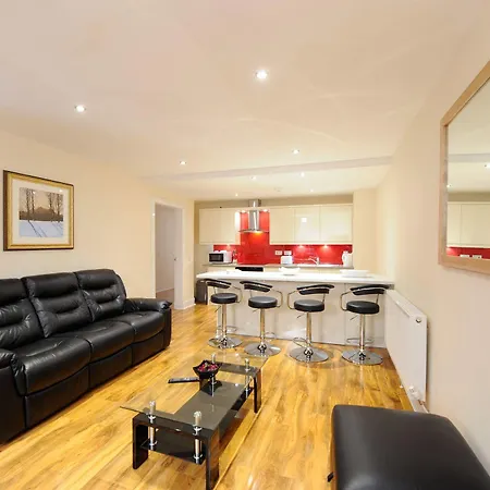 Edinburgh City Suites 4*