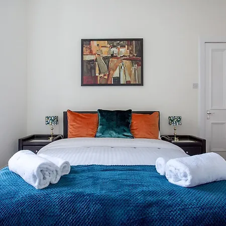 Colonial Victorian Apartment, Fab Central Location