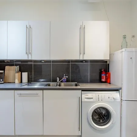 Colonial Victorian Apartment, Fab Central Location Apartment