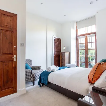 Colonial Victorian Apartment, Fab Central Location *