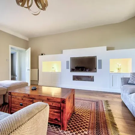 Huge Modern New Town With Garden Apartment
