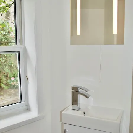 Central 2 Bedroom In דירה