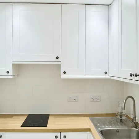 1 Bedroom Flat In West End *