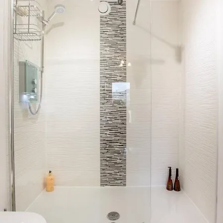 Altido Bright 3 Bed In City Centre - Free Parking & Lift Apartment *