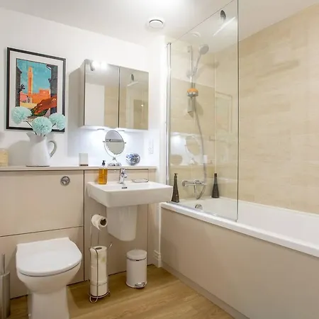 Altido Bright 3 Bed In City Centre - Free Parking & Lift Apartment