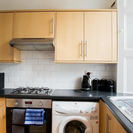 Spacious 4 Bedroom New Town Appartement *