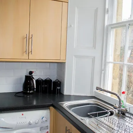 Spacious 4 Bedroom New Town Appartement *