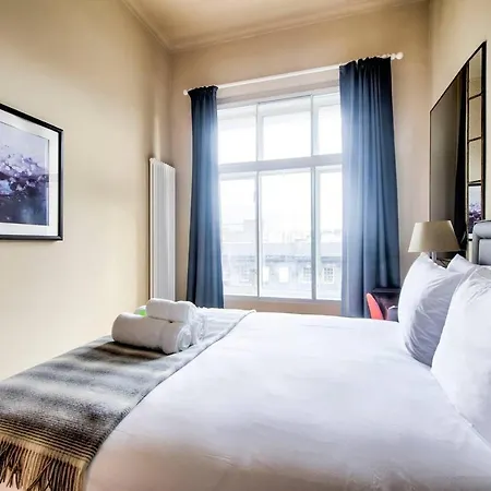 Stylish City Centre Apt W Castle View & Lift