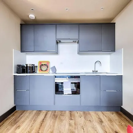 Stylish City Centre Apt W Castle View & Lift
