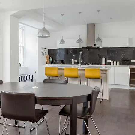 Luxury 5bd Townhouse W Private Garden&cinema