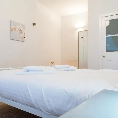 Beautifully Kept Top-floor Flat In Morningside דירה *
