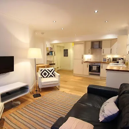 3 Royal Mile Flat Near Castle *