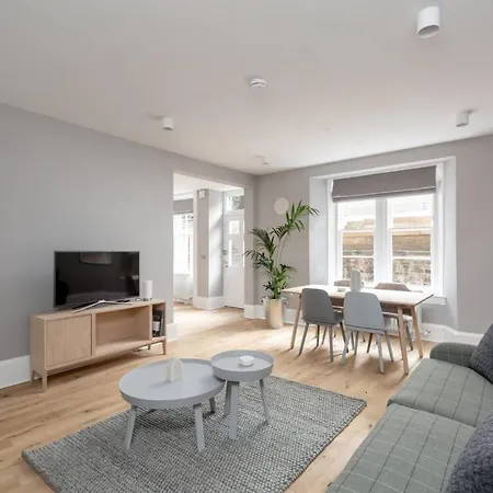 Joivy Luxurious Near Haymarket Station Apartment