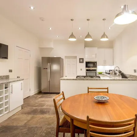 Joivy Spacious Flat With Garden In Centre