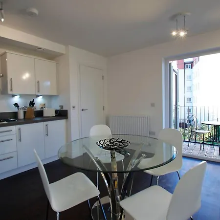 Altido Bright Centre 2bed, 2bath With Free Parking *