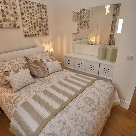 Pearl - Dalry House *