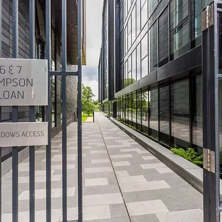 Best Location! - Ultra Modern Quartermile Apt 公寓