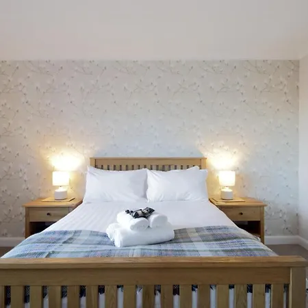 Bright And Homely 2 Bed With Parking *