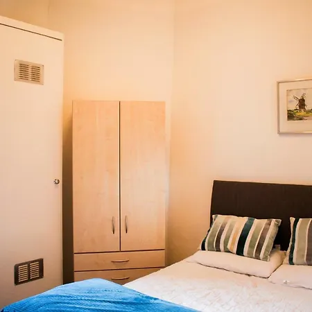 Bright 2 Bedroom In * Edinburgh