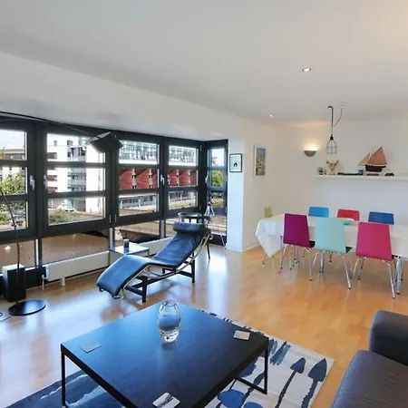 Fantastic 2 Bed With Superb Views On The Shore Apartment