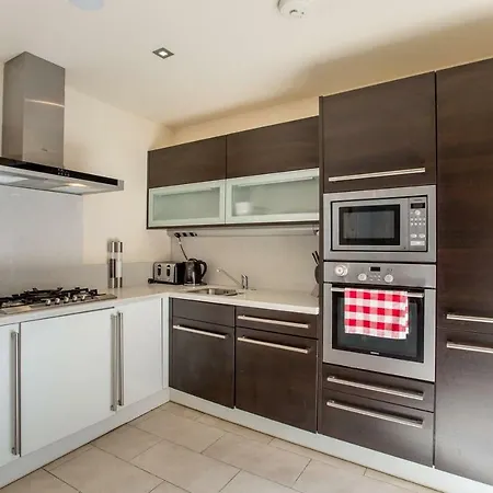 Apartment Stylish 2bed Apt With Free Parking/elevator