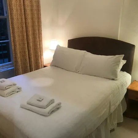 Fantastic 3 Double Bedrooms 2 Bathrooms Garden Sleeps 6 *