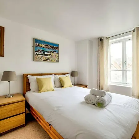 Altido Ultra Stylish Calton Road Apt W/ Parking شقة *
