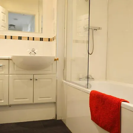 Attractive 3 Bedroom Flat In Central Haymarket Apartament