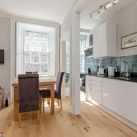 Altido Elegant Georgian 2-bedrm Apt In Heart Of Old Town Edinburgh