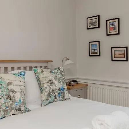 Altido Elegant Georgian 2-bedrm Apt In Heart Of Old Town Apartment