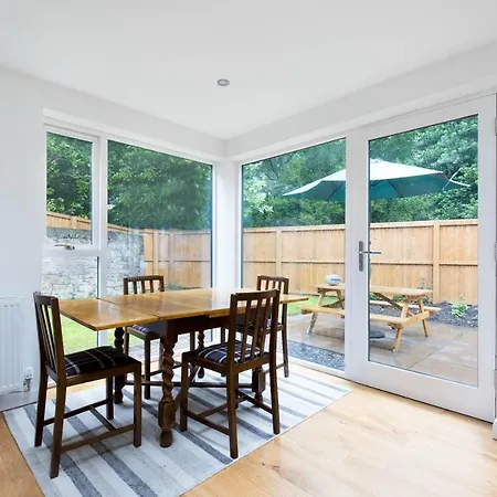Alojamento de Turismo Selvagem Trinity Lodge, House With The Private Garden In Edimburgo