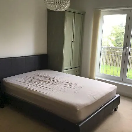 Apartment Spacious 2 Bedroom Flat With Parking *