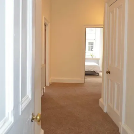 Bright 4 Bedroom Flat In Newington * Édimbourg