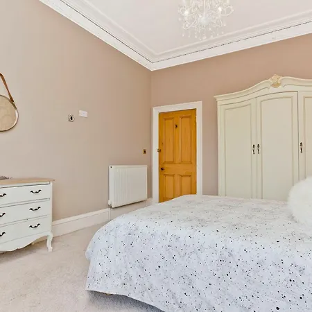 2 Bedroom Penthouse Sleeps 4 *