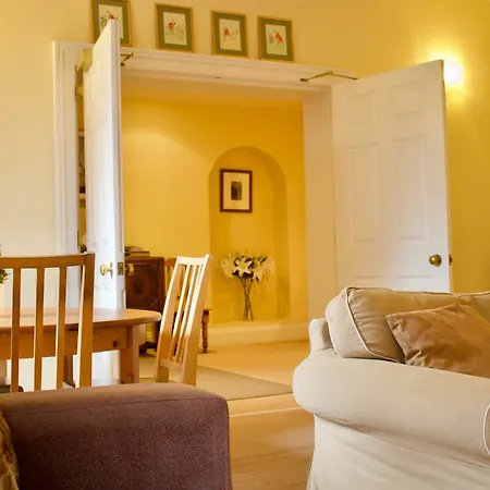 2 Bedroom Flat In Newtown, Appartement *