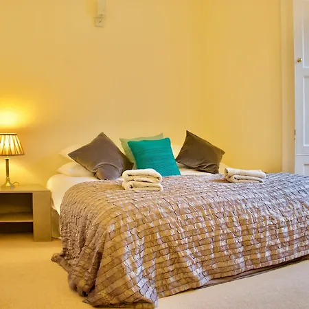 2 Bedroom Flat In Newtown, Appartement *