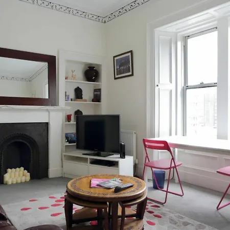 Modern And Colourful Flat By The Castle אדינבורו