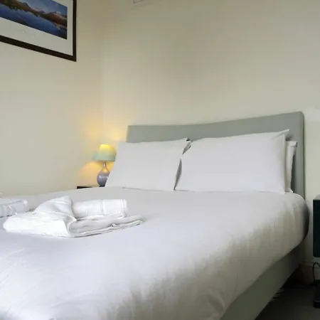 Modern And Colourful Flat By The Castle Edinburgh
