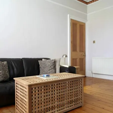 2 Bedroom Flat With Garden 아파트 에든버러