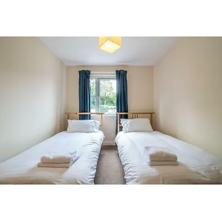 Immaculate 2 Bed House, Sleeps 6, Free Parking *