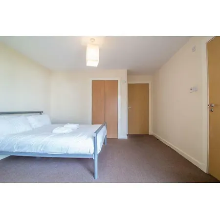 Immaculate 2 Bed House, Sleeps 6, Free Parking * Edinburgh