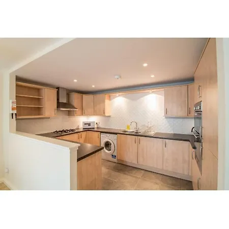 Immaculate 2 Bed House, Sleeps 6, Free Parking *